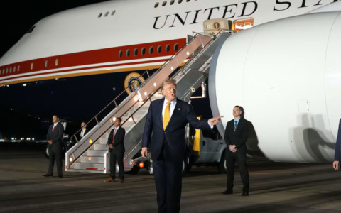 Trump nel mirino dell’Iran e sotto accusa dagli ex 007: il volo segreto da Ankara e l’allarme sulla democrazia Usa