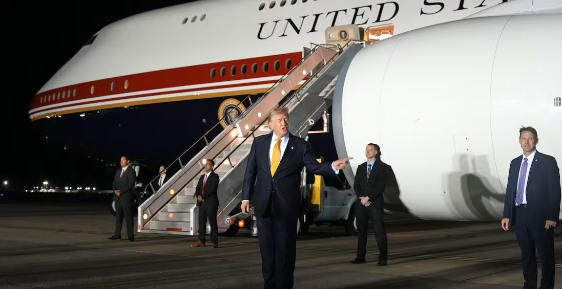 Trump nel mirino dell’Iran e sotto accusa dagli ex 007: il volo segreto da Ankara e l’allarme sulla democrazia Usa