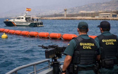 Assedio di Ferragosto a Ceuta: installata barriera marina anche a Melilla