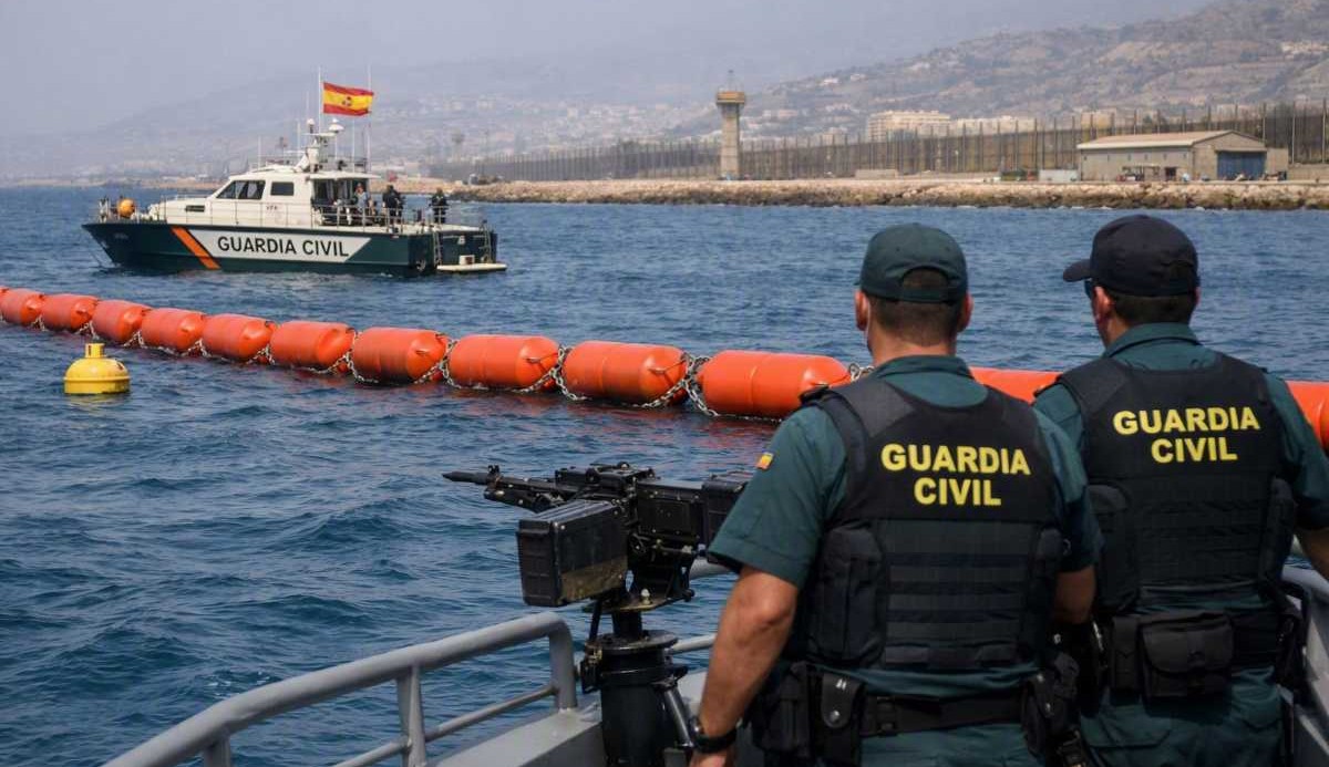 Assedio di Ferragosto a Ceuta: installata barriera marina anche a Melilla