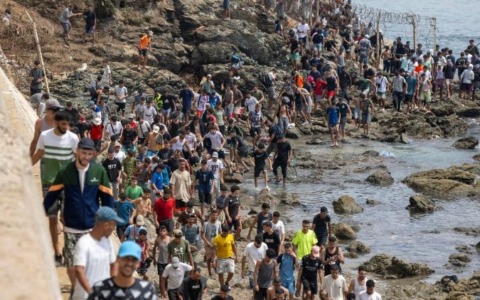 Migranti, l’UE rassicura l’Italia e difende la Spagna: “Nessuno è passato da Ceuta all’area Schengen”