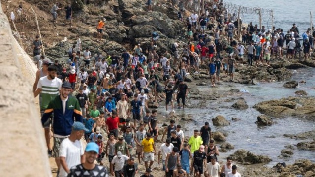 Migranti, l’UE rassicura l’Italia e difende la Spagna: “Nessuno è passato da Ceuta all’area Schengen”