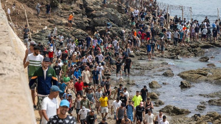 Migranti, l’UE rassicura l’Italia e difende la Spagna: “Nessuno è passato da Ceuta all’area Schengen”