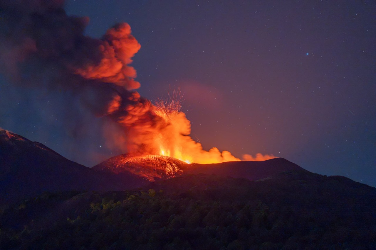 Etna in eruzione, caos voli a Catania: la cenere vulcanica blocca lo scalo e mette in difficoltà migliaia di passeggeri