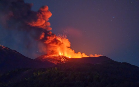 Etna in eruzione, caos voli a Catania: la cenere vulcanica blocca lo scalo e mette in difficoltà migliaia di passeggeri
