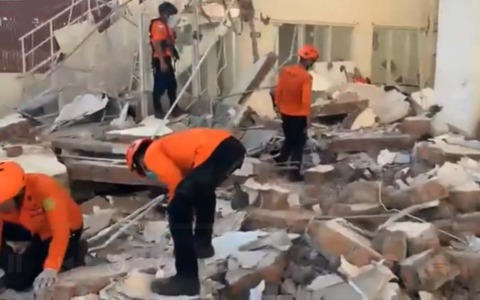 Terremoti in Indonesia e Spagna: vittime a Flores, scossa a Granada