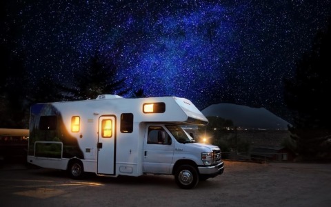Il camper conquista sempre più italiani: cresce la voglia di viaggiare senza fretta