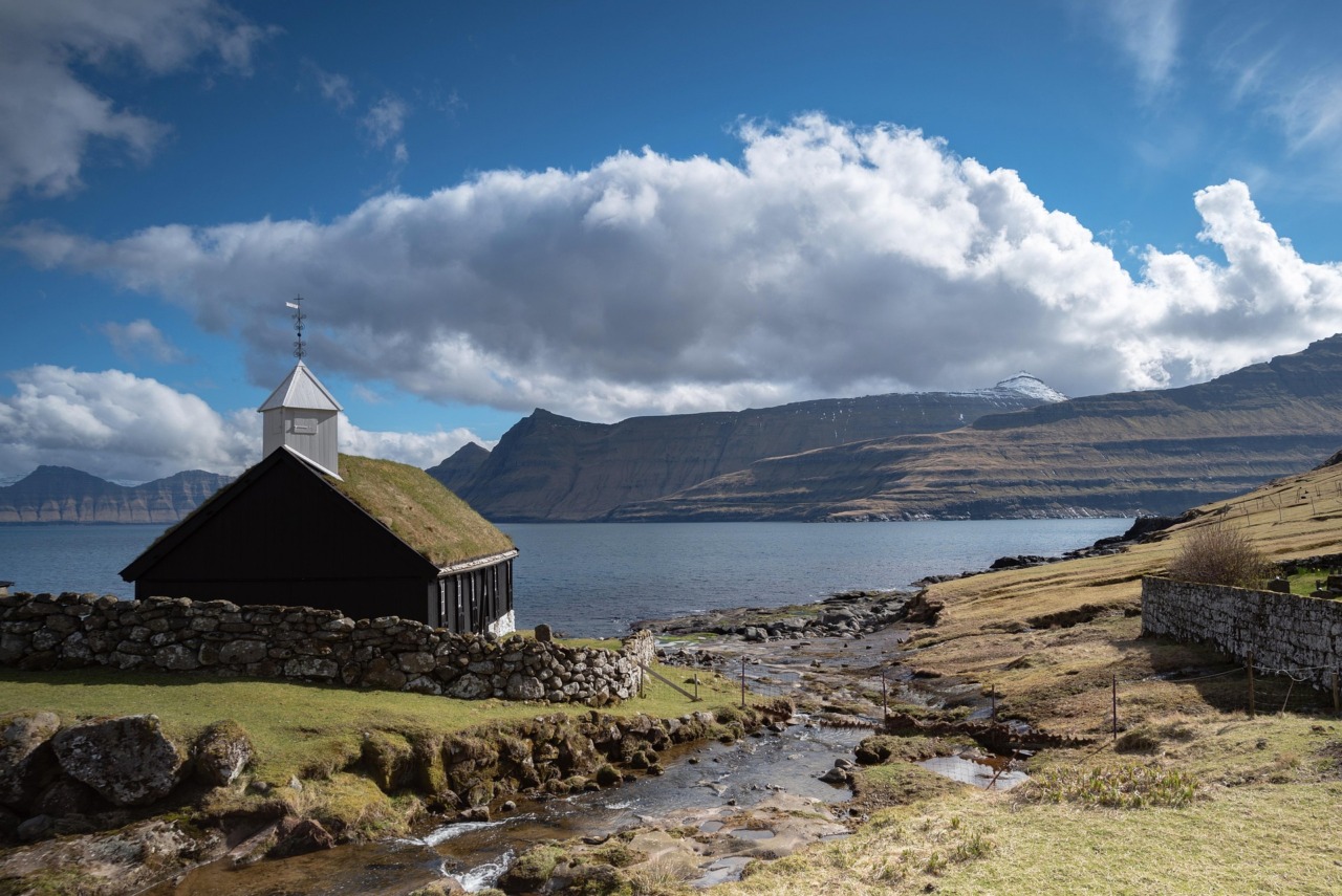 Alle Isole Faroe il viaggio diventa una sorpresa: sali in auto e scopri la destinazione solo all’arrivo