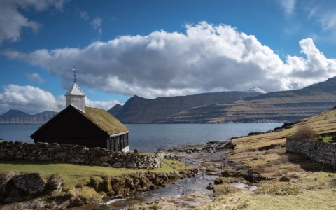 Alle Isole Faroe il viaggio diventa una sorpresa: sali in auto e scopri la destinazione solo all’arrivo