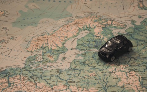 Viaggi d’agosto in auto: come affrontare il caldo senza affaticarsi