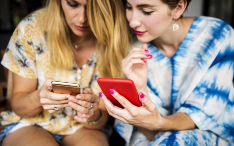 L’AI sceglie la vacanza: quasi un turista su due segue i consigli dell’intelligenza artificiale