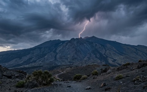 Catania, tragedia sul vulcano: escursionista americano centrato da un fulmine sull’Etna