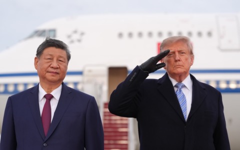 Trump accoglie Xi alla Casa Bianca: la partita decisiva su dazi, IA e terre rare