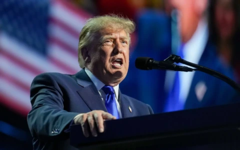 Show di Trump a Dallas: “5mila dollari ad ogni americano se vinciamo le Midterm”