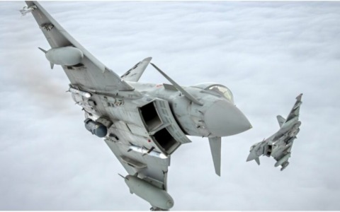 Caccia NATO abbatte drone in Lituania. Fregata russa lancia bengala contro elicottero danese in acque internazionali