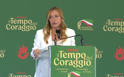 Scuola, Meloni annuncia il tetto agli studenti stranieri e il divieto di burqa