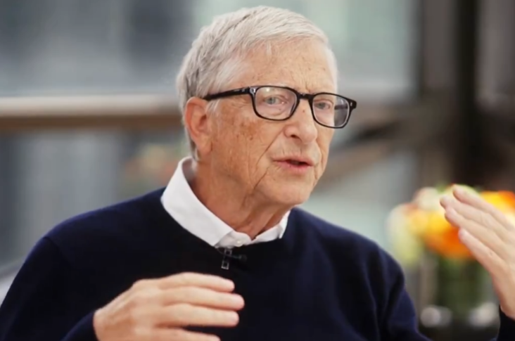Anche Bill Gates avverte sull’intelligenza artificiale: “Gli USA guidino la regolamentazione dell’IA”