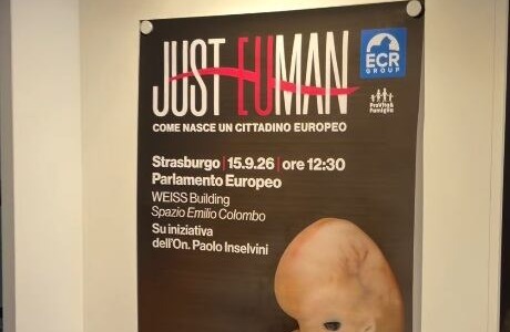 La mostra anti-aborto “Just EUman” accende lo scontro: inaugurata nel giorno dei funerali di Emma Bonino