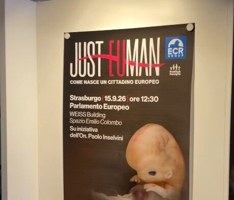 La mostra anti-aborto “Just EUman” accende lo scontro: inaugurata nel giorno dei funerali di Emma Bonino