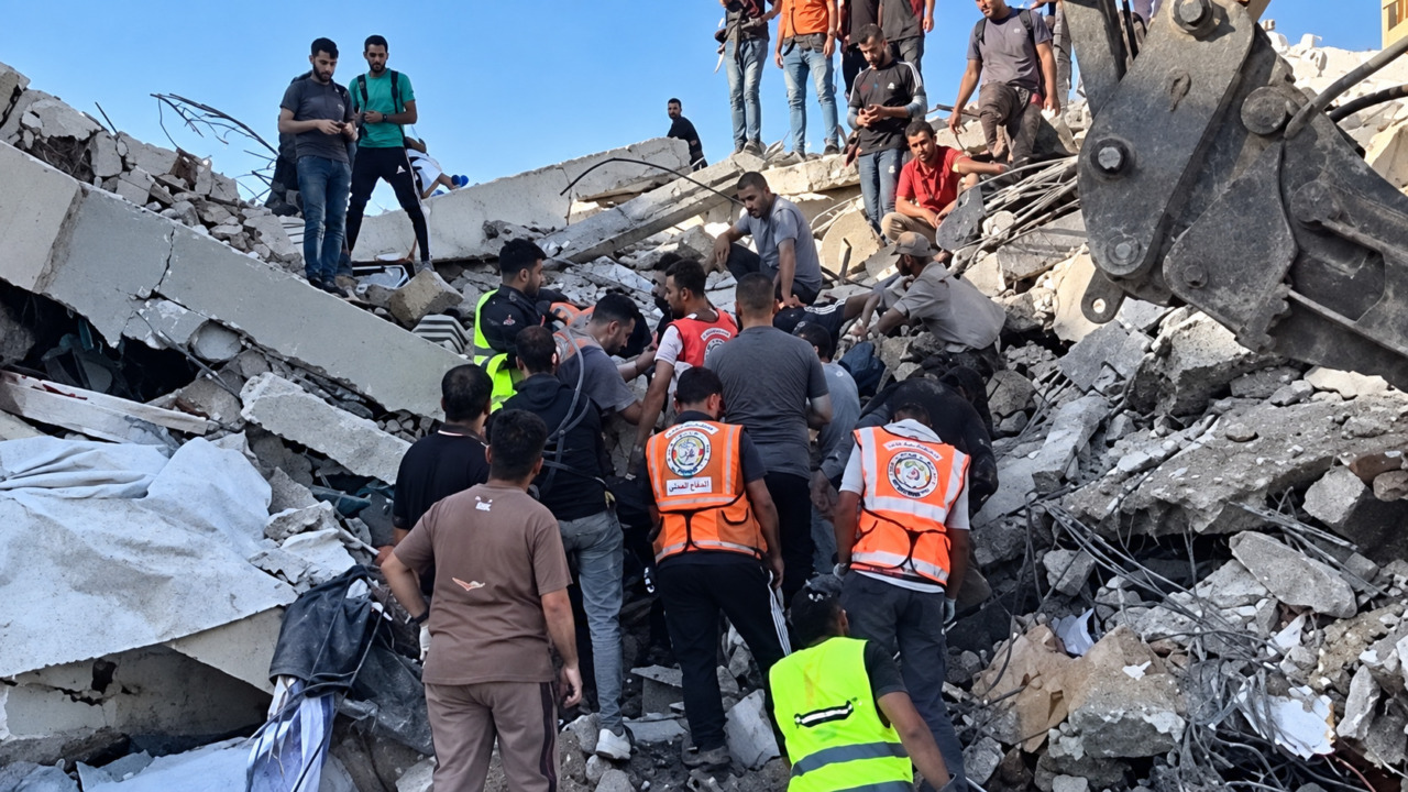 Gaza, palazzo crolla nella notte: 16 morti. Sotto le macerie almeno cinquanta bambini