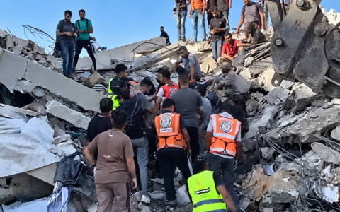 Gaza, palazzo crolla nella notte: 16 morti. Sotto le macerie almeno cinquanta bambini