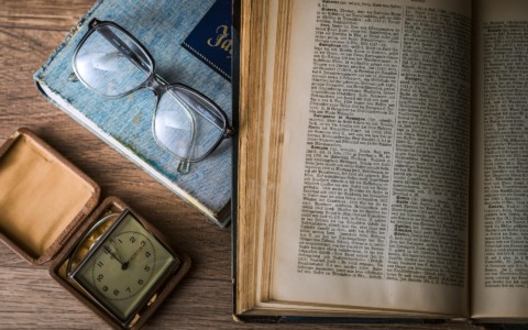 Quando sono i libri a scegliere la destinazione: cresce il turismo letterario