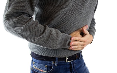 Bruciore di stomaco dopo cena, quando può essere reflusso