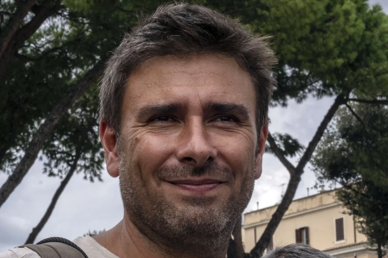 Alessandro Di Battista, cresce la preoccupazione: è sedato in terapia intensiva dopo l’operazione