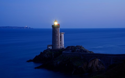 Dai fari alle coste: quando il viaggio segue la luce sul mare