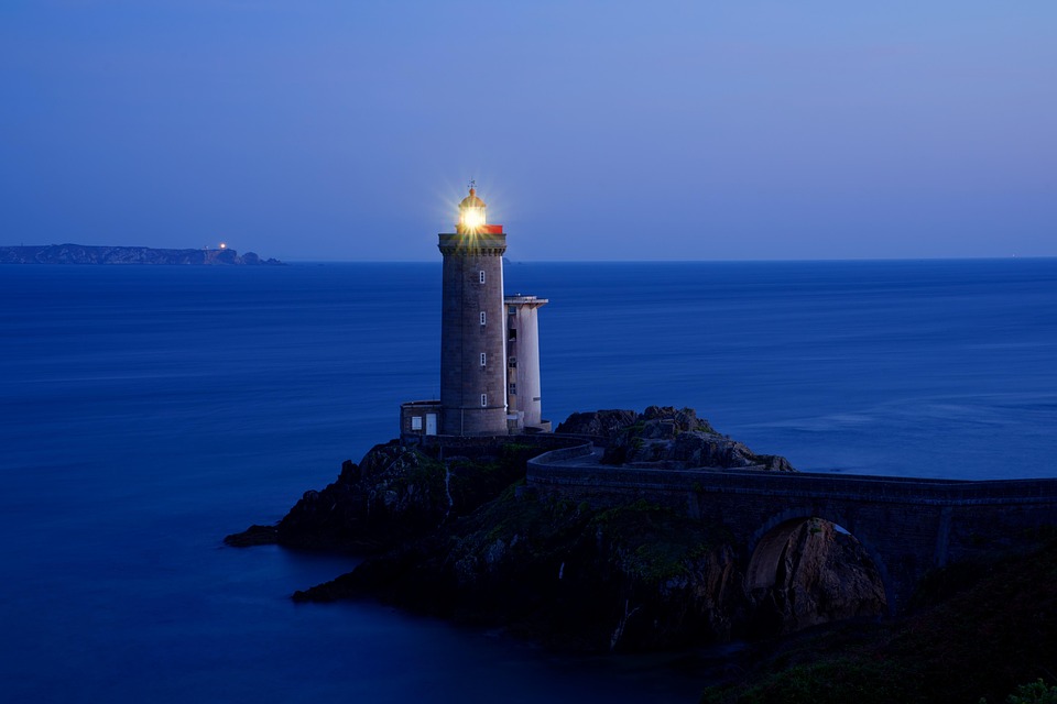 Dai fari alle coste: quando il viaggio segue la luce sul mare