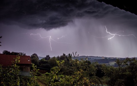 Maltempo in arrivo al Nord, temporali dal pomeriggio: giovedì la fase più intensa