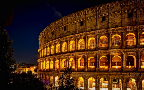 Operaio di 22 anni muore al Colosseo: precipita da dieci metri durante i lavori notturni. Meloni: “Inaccettabile”