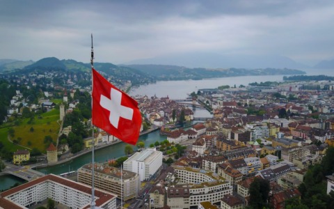 Neutralità sì, isolamento no: la Svizzera boccia la svolta più dura