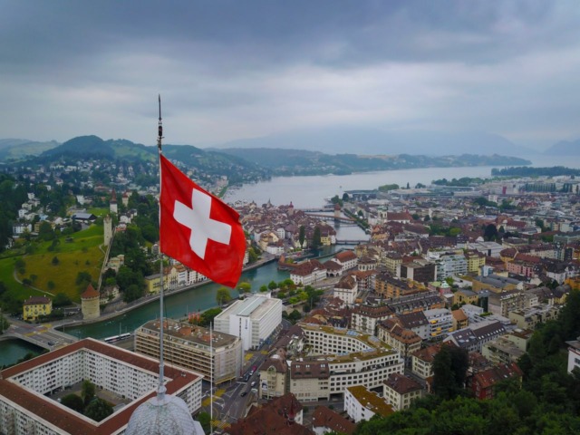 Neutralità sì, isolamento no: la Svizzera boccia la svolta più dura