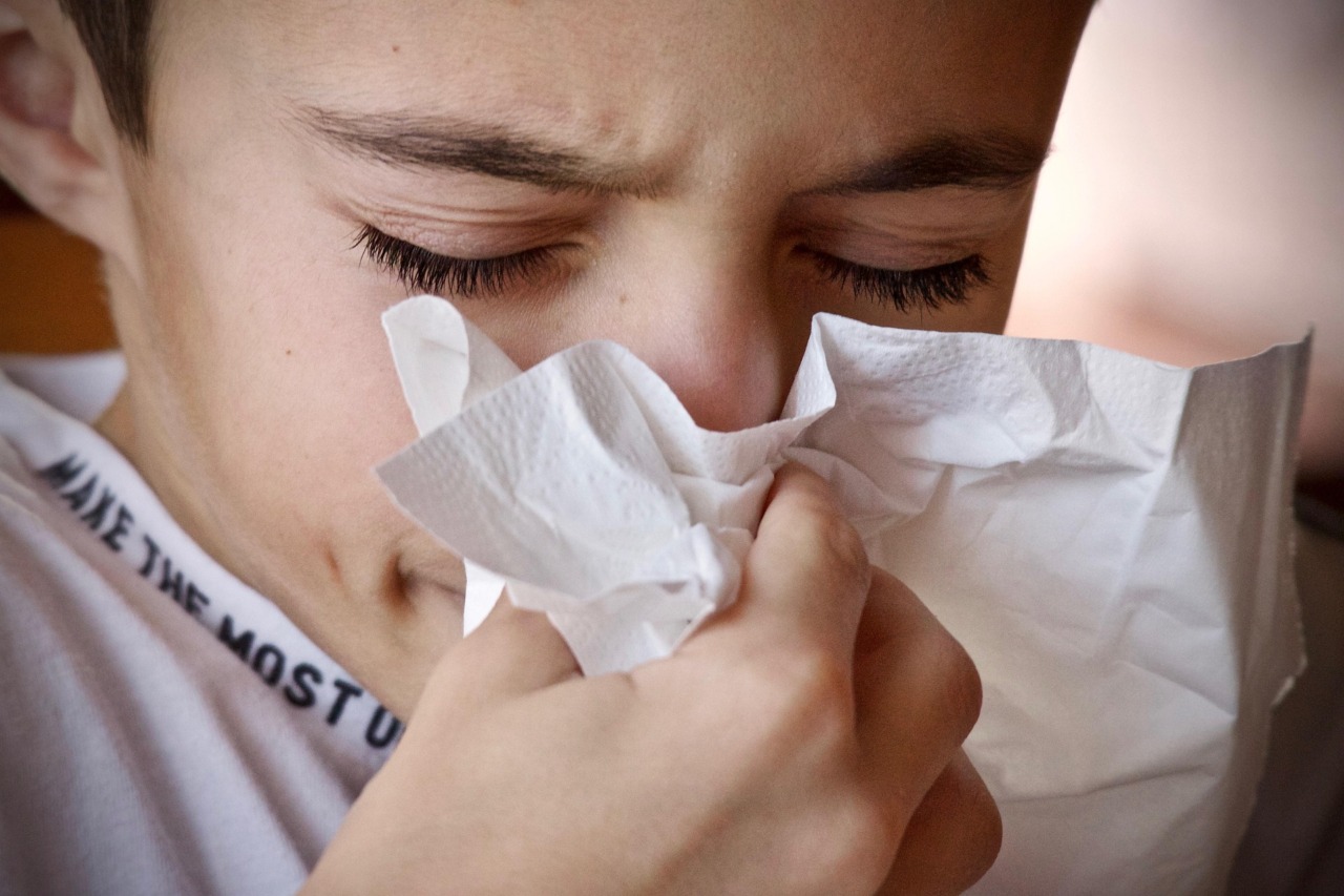 Starnuti e naso chiuso a settembre: quando può essere un’allergia