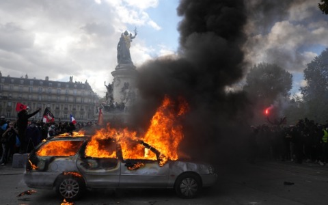 Francia nel caos, oltre 2.300 fermi: il ministro dell’Interno si dimette, Macron lo blocca. “Abbiamo fallito”