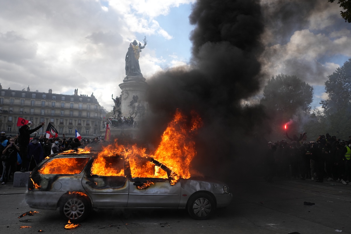 Francia nel caos, oltre 2.300 fermi: il ministro dell’Interno si dimette, Macron lo blocca. “Abbiamo fallito”