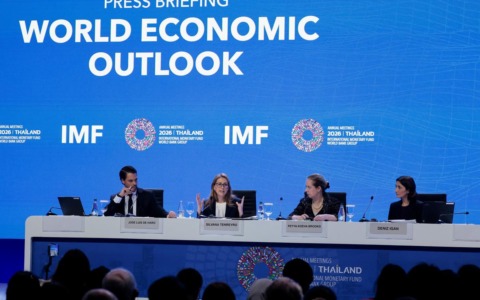 Italia, Pil rivisto al rialzo. Ma il Fondo Monetario Internazionale avverte: economia mondiale sotto pressione