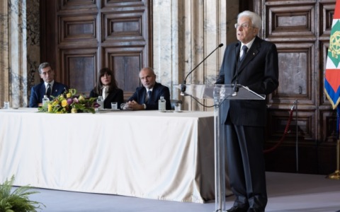 Medici No Vax, la Camera apre al reintegro. Mattarella difende i vaccini: “Opposizione sconcertante”