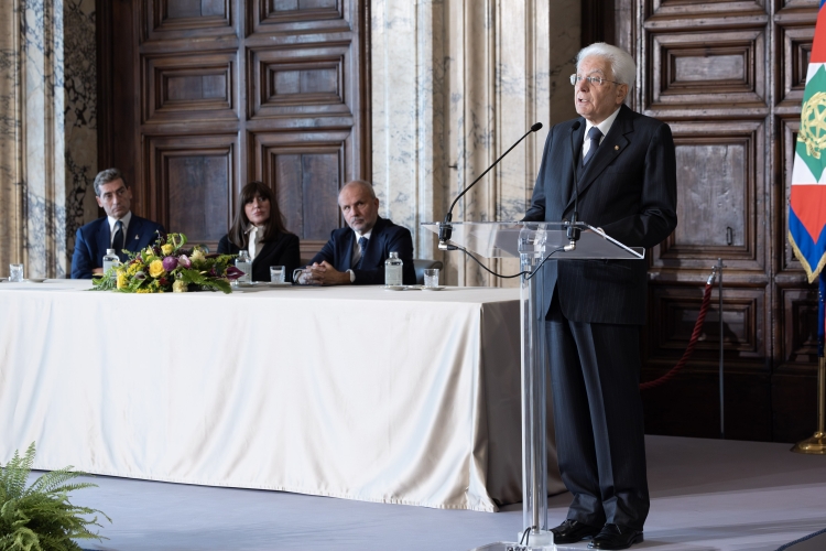 Medici No Vax, la Camera apre al reintegro. Mattarella difende i vaccini: “Opposizione sconcertante”