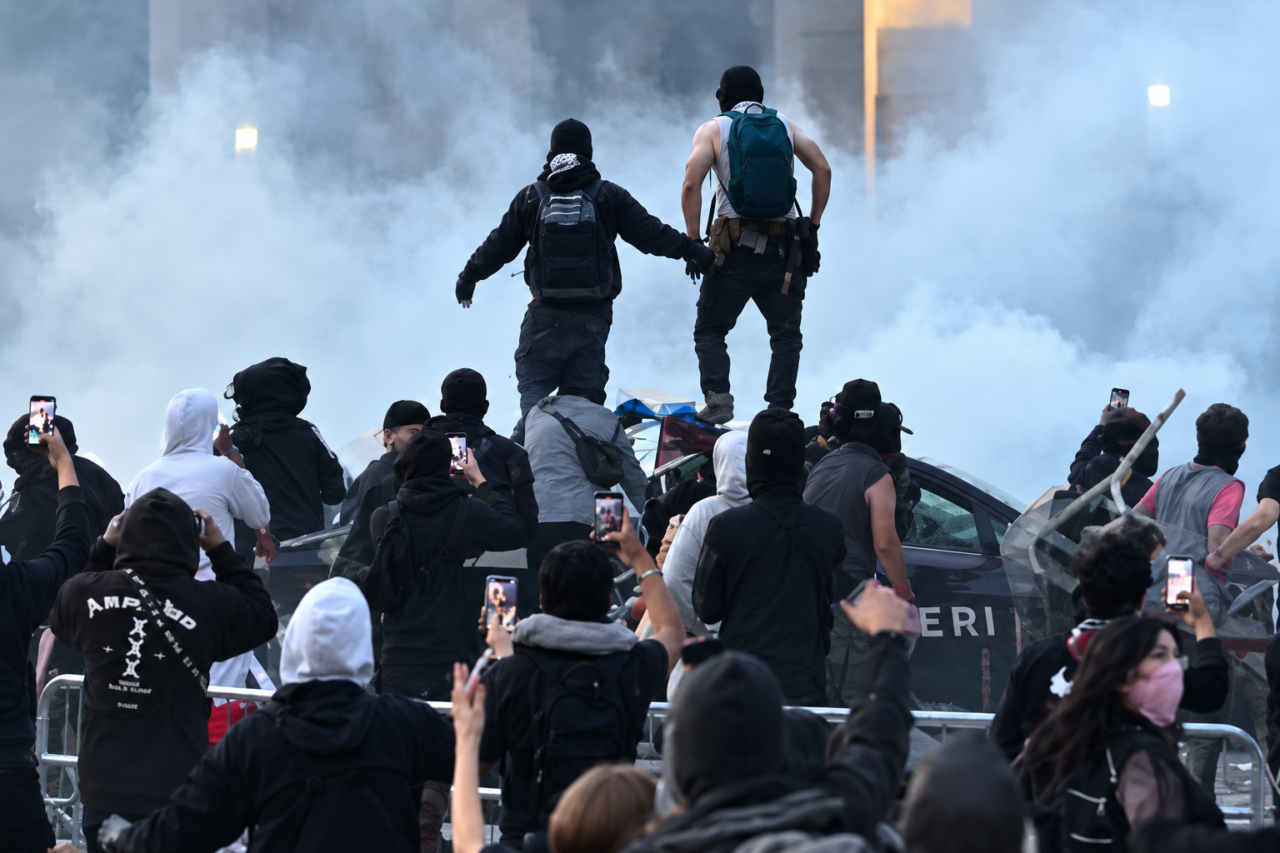 Decreto sicurezza, Meloni: “Chi rompe paga, se è minorenne pagano i genitori”. Fino a 12 anni per chi organizza le violenze