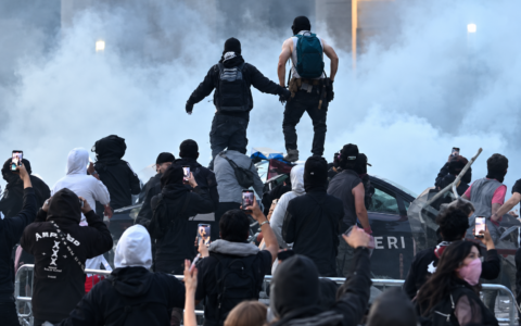 Decreto sicurezza, Meloni: “Chi rompe paga, se è minorenne pagano i genitori”. Fino a 12 anni per chi organizza le violenze