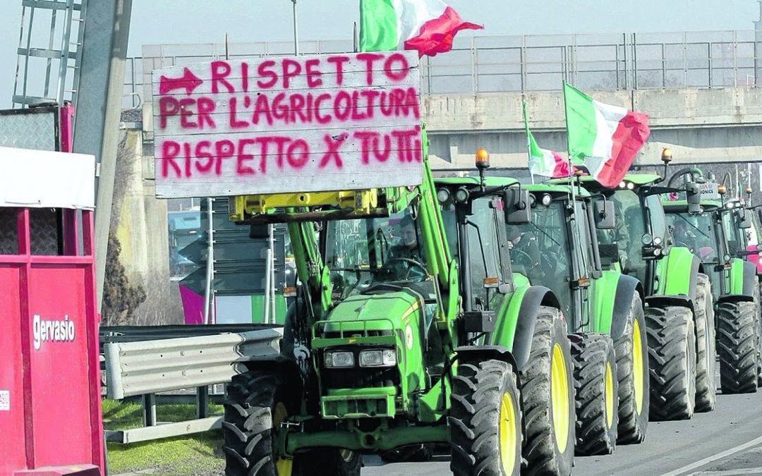 Proteste al Sud-Italia, blocchi di autotrasportatori e agricoltori per chiedere soluzioni al caro-gasolio