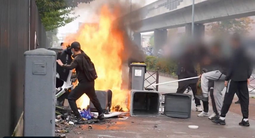 Francia, protesta nei licei: 400 scuole chiuse, 40 presidi feriti. Darmanin: “I genitori paghino i danni”