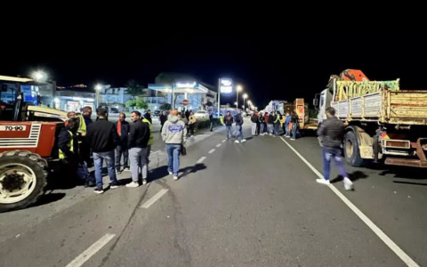 Sciopero dei camionisti, Sud Italia paralizzato: autostrade bloccate, supermarket con scaffali vuoti