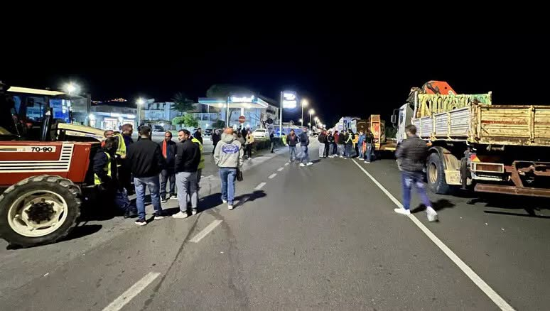 Sciopero dei camionisti, Sud Italia paralizzato: autostrade bloccate, supermarket con scaffali vuoti