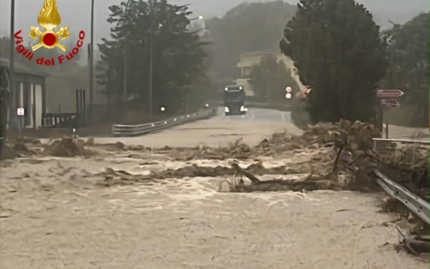 Maltempo, Italia flagellata: militare muore schiacciato da un albero. Sei regioni in allerta arancione