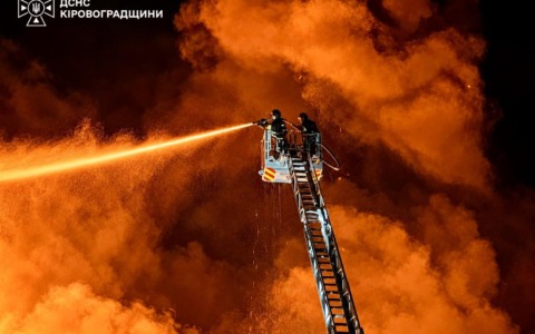 Ucraina, Trump annuncia: “Mai così vicini alla fine della guerra”. Putin apre ai negoziati, ma Kiev è sotto le bombe