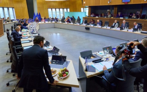 Commissione UE presenta il nuovo piano sul clima per proteggere l’Europa dai rischi ambientali
