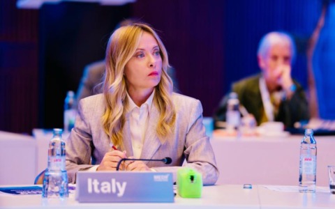 Eni, price cap resta: ma senza sconto 6 centesimi il diesel sale a 2,25 euro. Meloni: “Pronti a intervenire con accise mobili”